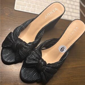 VENUS Black Textured Bow Mules